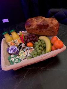 BonnétableLove room avec jacuzzi privé的配葡萄果和面包的托盘