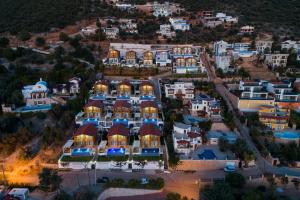 卡尔坎Lucida Villas - Kalkan Hills - Villas with Panaromic Sea View and Private Pool的城市中一座大建筑的空中景观