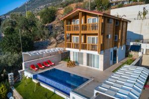 卡尔坎Lucida Villas - Kalkan Hills - Villas with Panaromic Sea View and Private Pool的享有带游泳池的房屋的空中景致