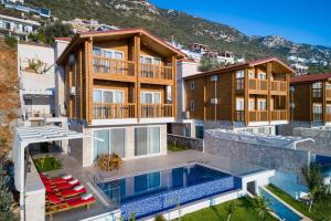 卡尔坎Lucida Villas - Kalkan Hills - Villas with Panaromic Sea View and Private Pool的一座带游泳池和房子的别墅