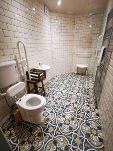 克里夫Comrie Croft的一间带卫生间的浴室和瓷砖地板。