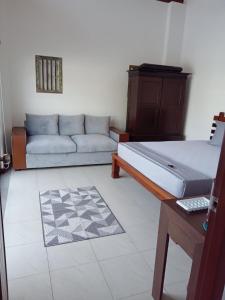 帕讷杜勒Villa Suyara Rooftop,,,的客厅配有沙发和1张床