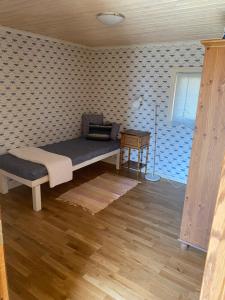 斯德哥尔摩Sun Slottet的卧室配有一张床和一张桌子