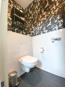 阿姆斯特丹德梅布鲁住宿加早餐旅馆的一间带卫生间的浴室和花卉壁纸