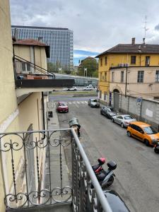 都灵Margarita Apartment Porta Susa Torino的阳台享有城市街道的汽车景致。
