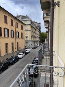 都灵Margarita Apartment Porta Susa Torino的享有城市街道的停车车辆景致