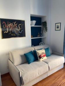 都灵Margarita Apartment Porta Susa Torino的客厅配有带枕头的沙发。