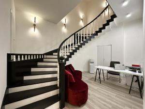 埃里温RIS Opera Apartments Yerevan的白色的房间里,有黑色的楼梯,配有书桌