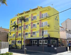 帕尔马海滩巴利阿里群岛旅馆的一座棕榈树的黄色建筑