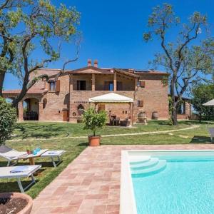 蒙特普齐亚诺Dimora del Grillo的房屋前有游泳池的房子