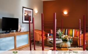 波尔莱扎帕尔科独立酒店的带沙发、电视和桌子的客厅