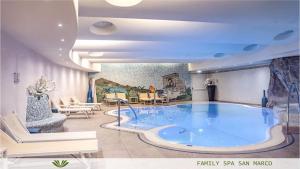 波尔莱扎帕尔科独立酒店的客房内的大蓝色浴缸