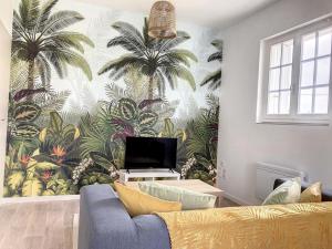 尼奥尔Résidence Appartements Niort wifi-parking的客厅里种植了棕榈树壁画