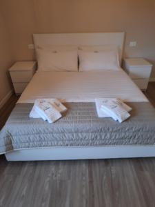 加尔尼亚诺Il limone的一张带两个枕头的大白色床