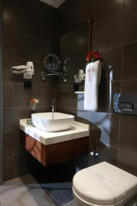 伊斯坦布尔Nova Plaza Crystal Hotel & Spa的一间带水槽、卫生间和镜子的浴室
