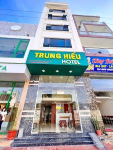 下龙湾Hotel trung hiếu的一座标有酒店标志的建筑