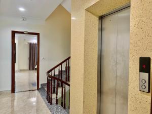 下龙湾Hotel trung hiếu的走廊设有滑动玻璃门和楼梯