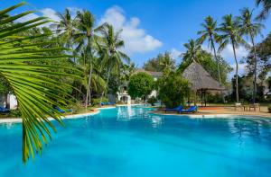 迪亚尼海滩Diamonds Leisure Beach & Golf Resort的棕榈树度假村的游泳池