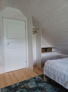 FilipówDomki skowronki的一间设有白色门的卧室和一张位于客房内的床