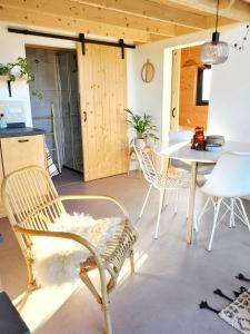 东卡佩勒NEW! Tiny House Lantliv Oostkapelle, bij de boer的一间带桌椅的房间和一间用餐室