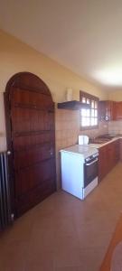 埃雷特里亚Seaview Miloi的厨房配有炉灶和白色冰箱。