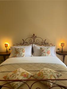 Ozzano Monferrato毗邻四季住宿加早餐旅馆的一间卧室配有一张带枕头的大床