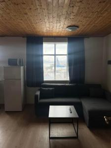 胡萨维克Húsavík Apartments的客厅配有沙发和桌子