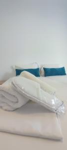 尼亚普拉莫斯ILIDA apartments的床上的白色毛巾堆