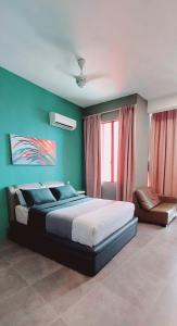 卡邦吉兰Maya empire studio的一间卧室设有一张床和绿色的墙壁