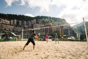 阿沃里亚兹Belambra Clubs Avoriaz - Les Cimes du Soleil的一群人在沙滩上打排球