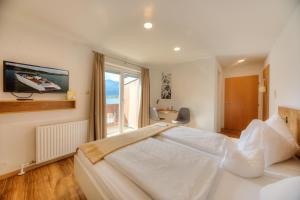 蒙德塞赫梅兹博格酒店的卧室设有一张白色大床和一扇窗户。