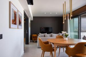 海若克利欧Porta Suites的客厅配有桌子和沙发