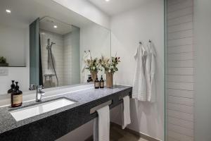 奥尔堡奥尔堡机场酒店的一间带水槽和镜子的浴室