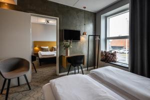 奥尔堡奥尔堡机场酒店的酒店客房,配有一张床、一张桌子和椅子