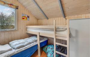 奥克斯伯尔3 Bedroom Cozy Home In Oksbl的一间位于小房子内的卧室,配有双层床
