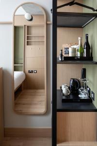 都柏林Wren Urban Nest的带厨房的小房间镜子