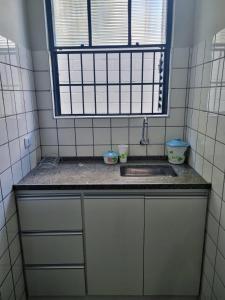 圣卡洛斯Studio GT的一个带水槽和窗户的小厨房