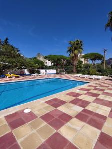 卡里拉拉科德恩佩佩酒店的毗邻度假酒店的带方格的游泳池