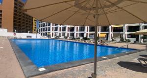 Enjoy the sea and pool in Playa de las Americas内部或周边的泳池