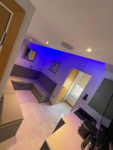 利物浦Belvedere Aparthotel - 83 Mount Pleasant的墙上有一个紫色灯的空房间