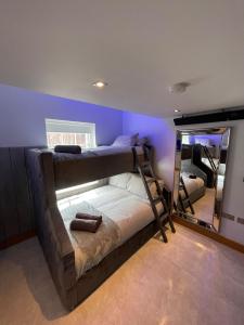 利物浦Belvedere Aparthotel - 83 Mount Pleasant的一间卧室配有两张双层床和镜子