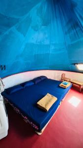 阿利鲍格Cafe Elba的房间里的帐篷里的一张床位