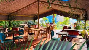 阿利鲍格Cafe Elba的屋顶下设有桌椅的餐厅