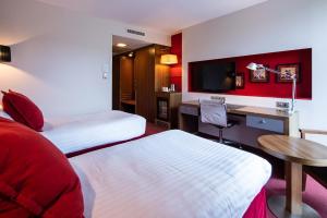 蒙彼利埃皇冠假日佩里尔峰库尔姆酒店的酒店客房配有两张床和一张书桌