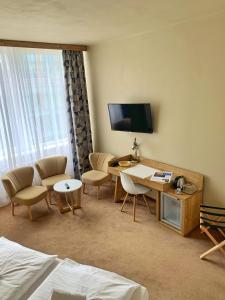 利贝雷茨利贝雷茨酒店的酒店客房配有桌椅和电视。