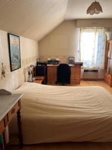勒芒Gazonfier的一间卧室配有一张大床和一张书桌