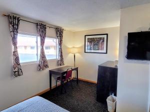 尼亚加拉瀑布Woodland Inn的酒店客房设有书桌和窗户。