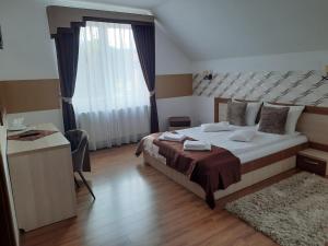 索瓦塔Villa Prestige的一间卧室设有一张大床和一个大窗户