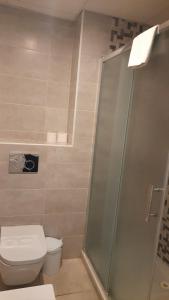 圣埃乌拉利亚Sal Mar Suites的一间带卫生间和玻璃淋浴间的浴室