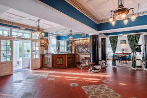 克雷尼察Małopolanka & Spa的一间拥有蓝色墙壁的客厅和一间带桌子的房间